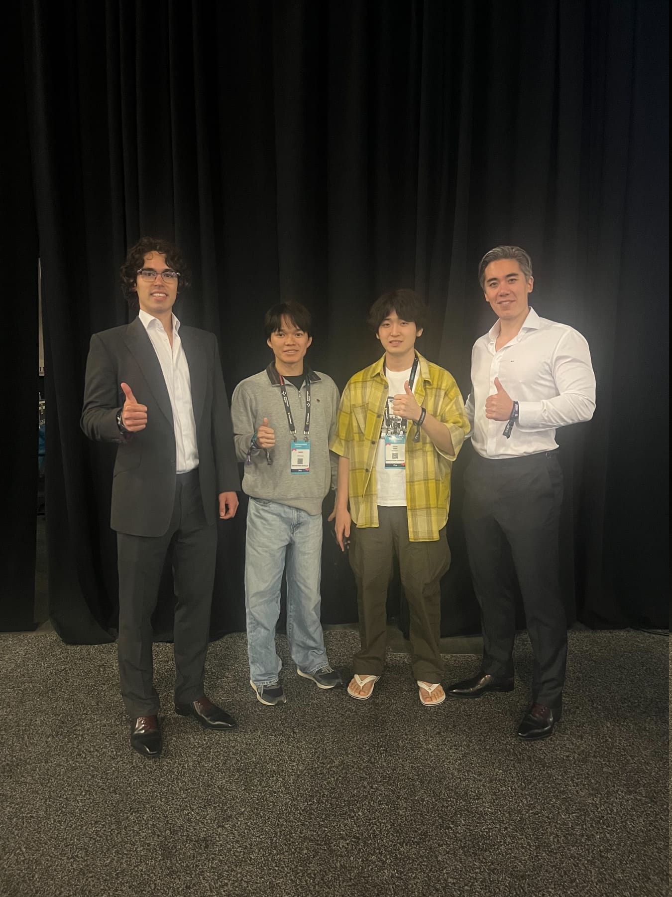 Solana Frontier Hackathon会場でEasyAのPhil、Domらと撮影した写真